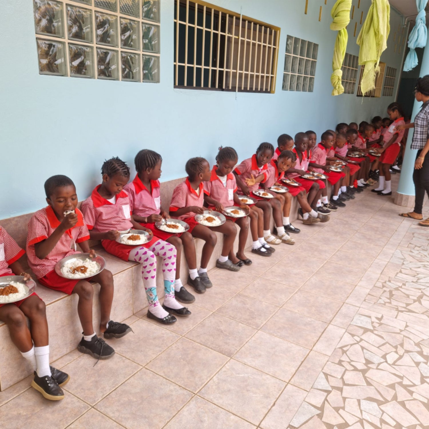 Pupils at Jofi Modern School eating lunch